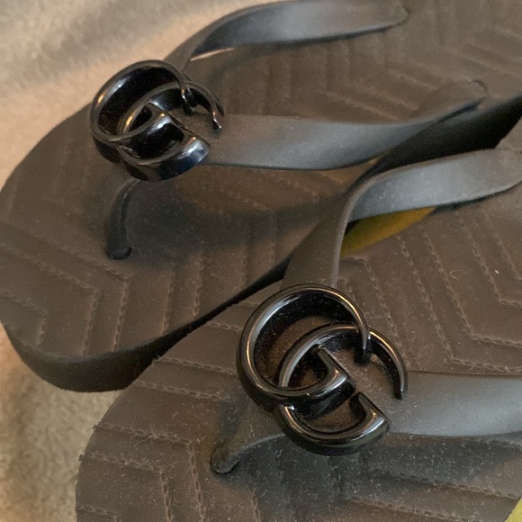 Authentic Gucci rubber Chevron platform flip-flops - Picture 2 of 8